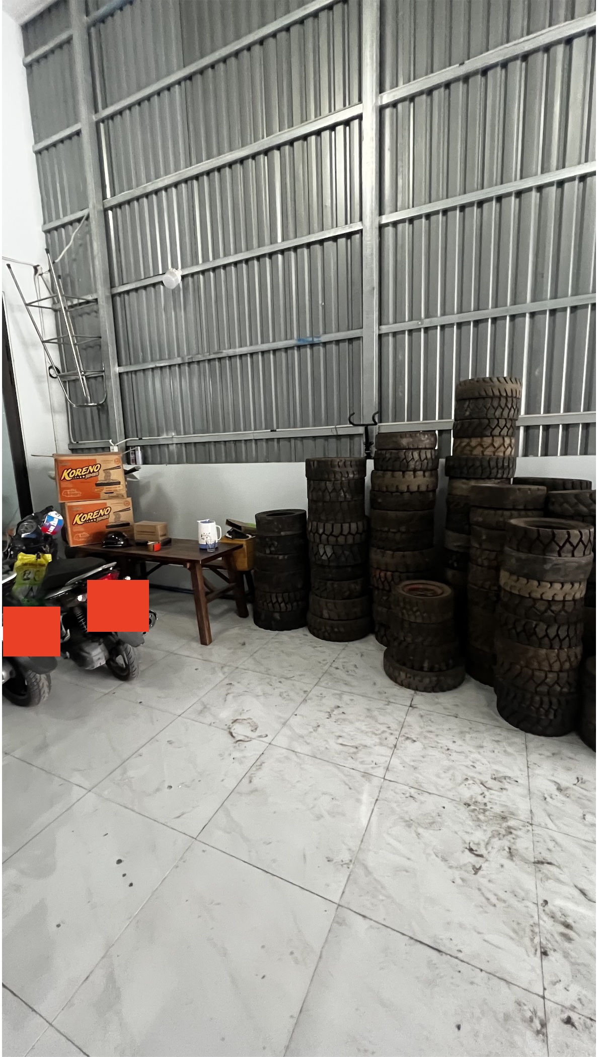 Các cụm vỏ xe nâng ở kho mới — tư liệu IMG_3258