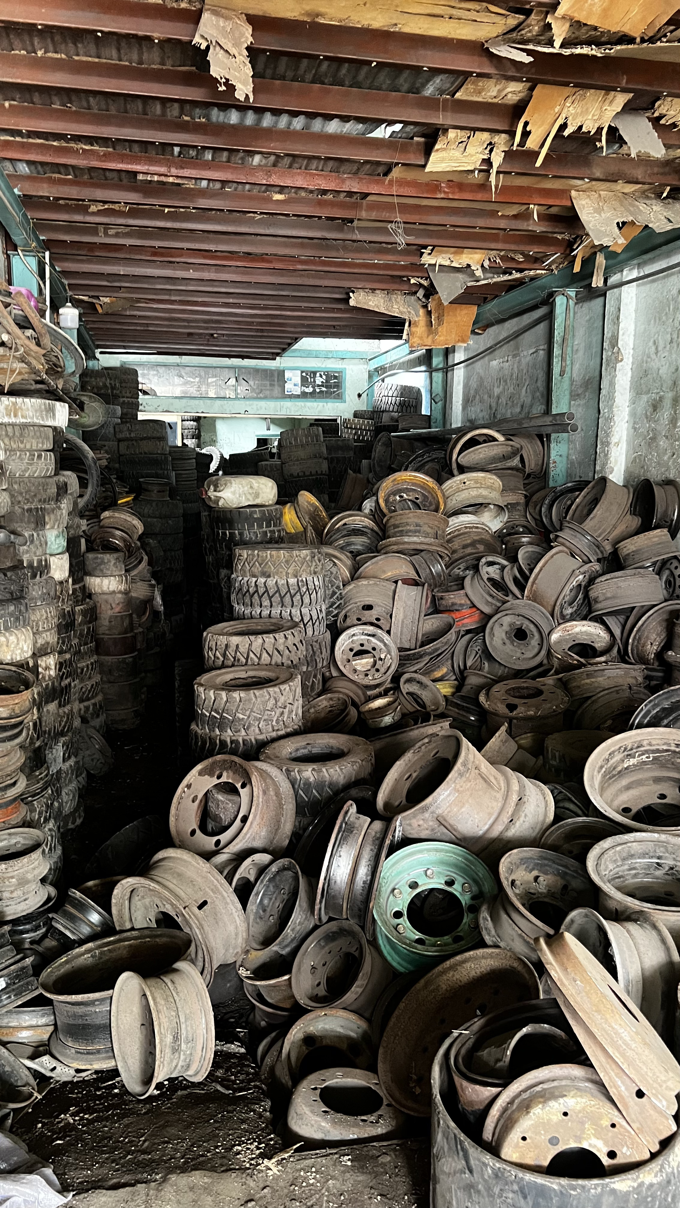 Một góc kho cũ với các mâm rời — tư liệu IMG_3263